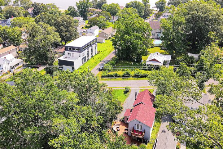 Adorable Cottage: Fire Pit Walk to Colonial Beach