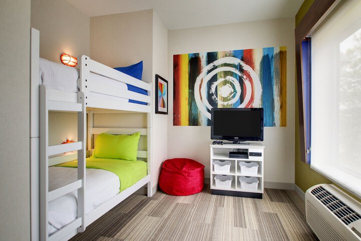 Holiday Inn Express & Suites Aurora - Naperville by IHG