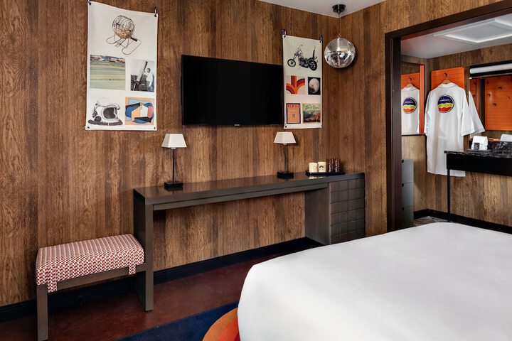 Room 16 of 37