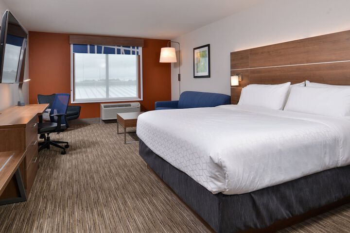 Holiday Inn Express & Suites Marshalltown by IHG