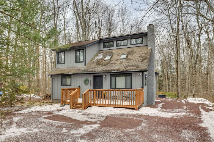 Pocono Pines Home w / Private Hot Tub!