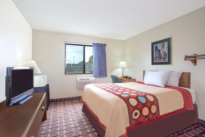 Room 10 of 14