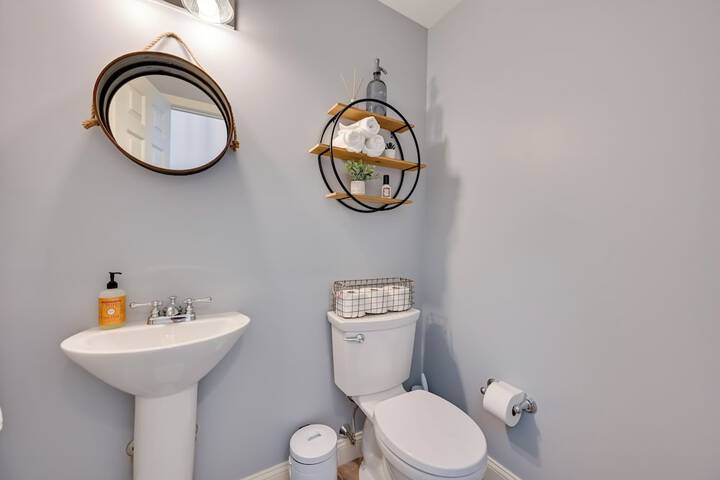 Bright Condo w / Community Perks: Near Ski Quechee!