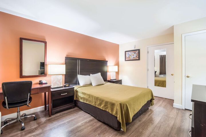 Room 7 of 18