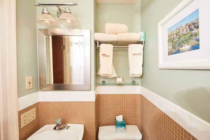 Room 32 of 49
