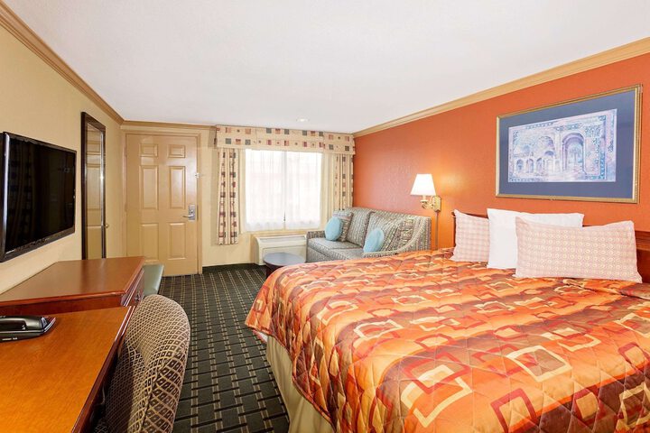Room 9 of 16
