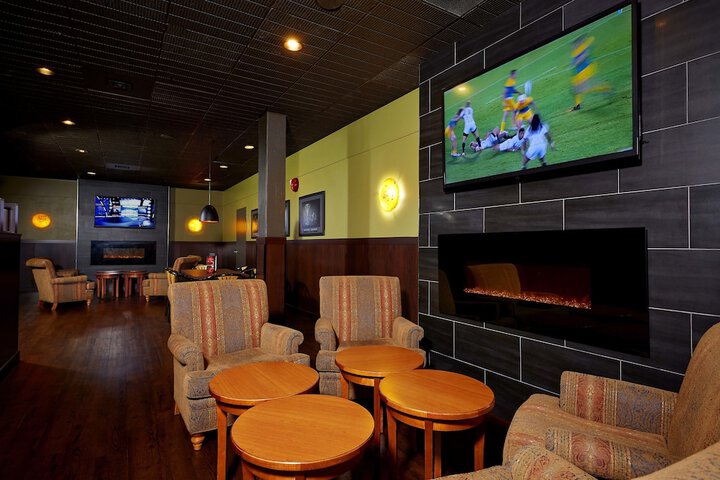 Lounge 43 of 46