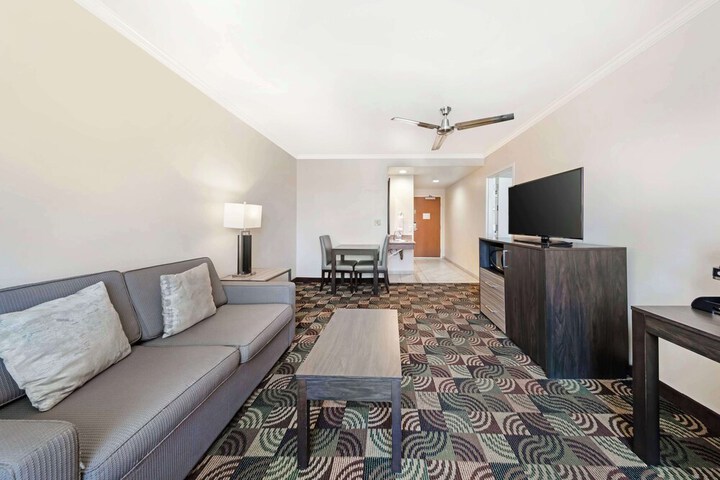 Room 32 of 43