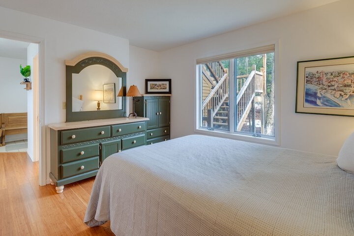 Lakefront Elk Rapids Vacation Rental w / Deck!
