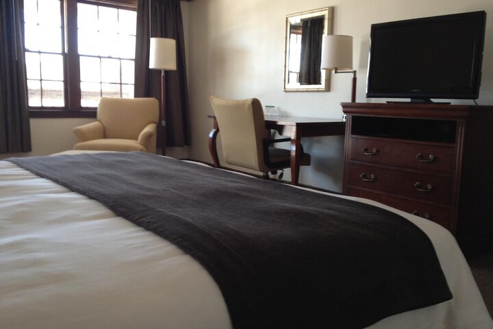 Holiday Hill Inn & Suites