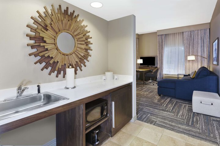 Lounge 67 of 76