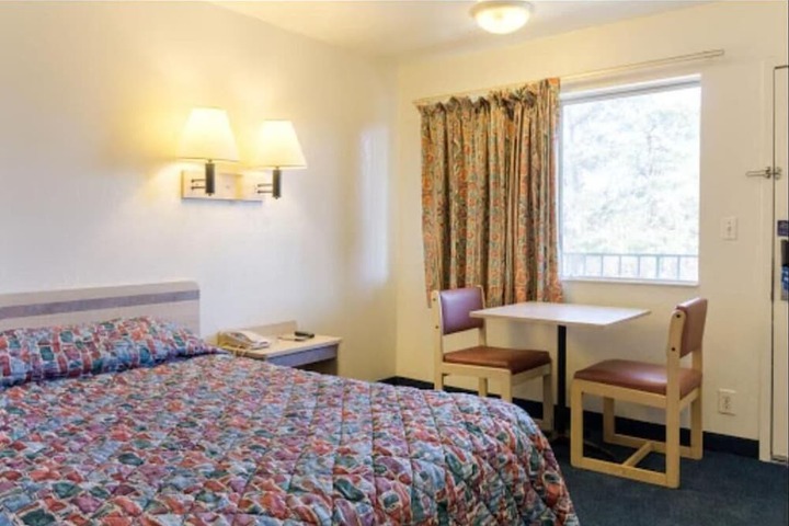 Room 5 of 7