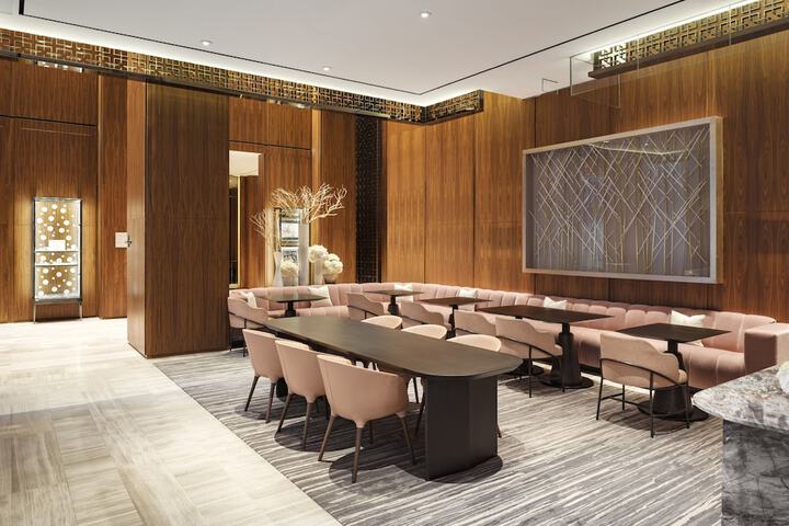 Lounge 63 of 92