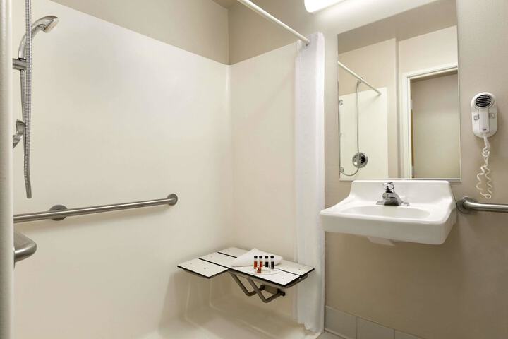 Room 4 of 16