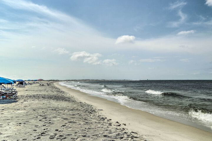 Beachfront Dauphin Island Condo w / 2 Pools & Sauna
