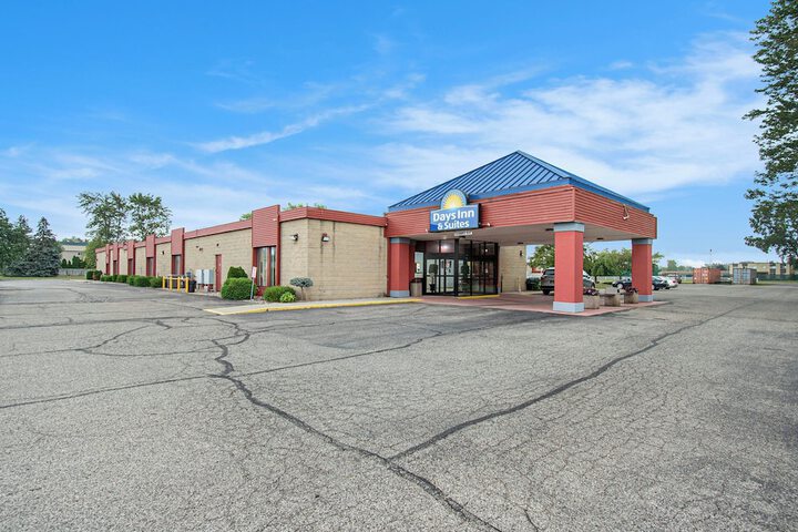 Days Inn & Suites by Wyndham Mt. Pleasant