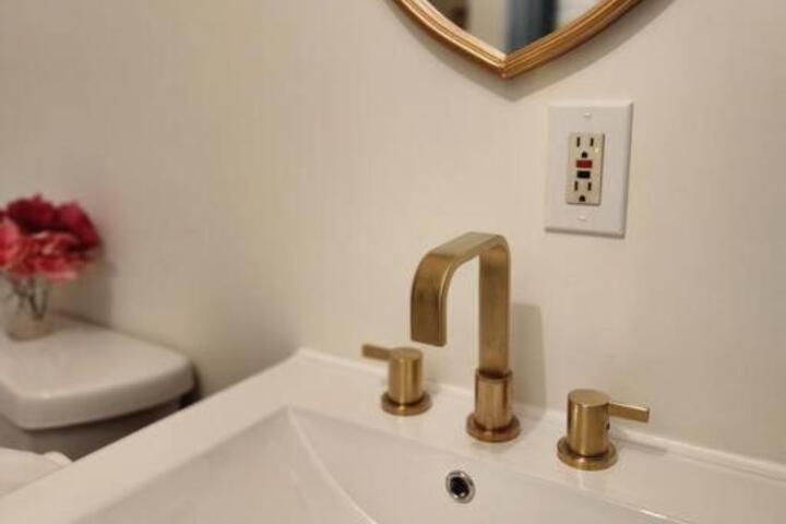 Chic Spacious Apt Near Attractions / Food/EWR/NYC