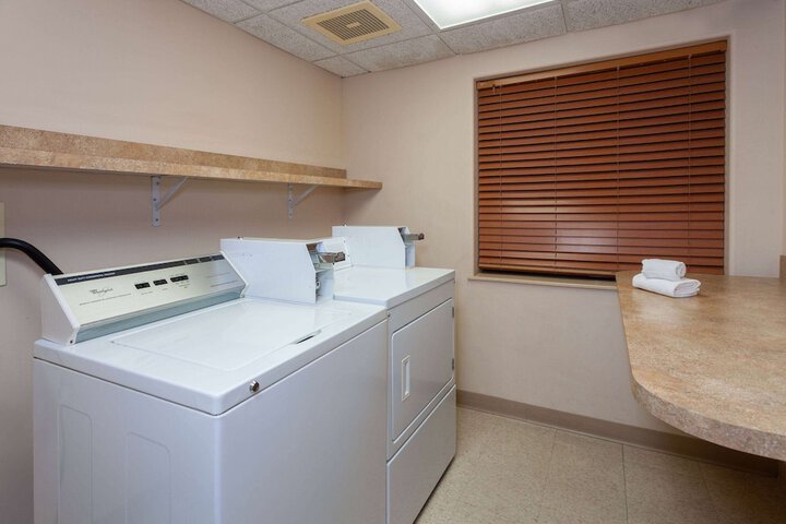 Room 6 of 76