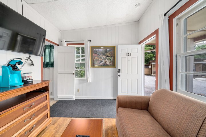CedarWood Inn