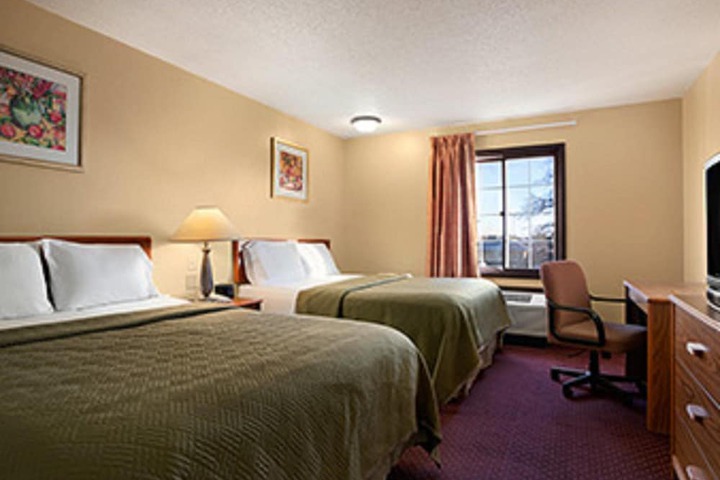 Room 5 of 8