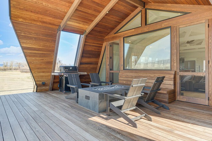 Riverfront Montana Retreat - Deck Fire Pit & Pond