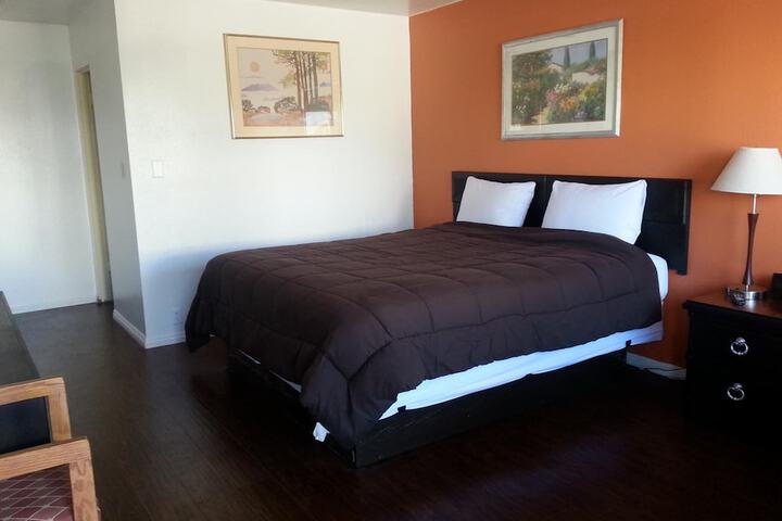 Room 9 of 28