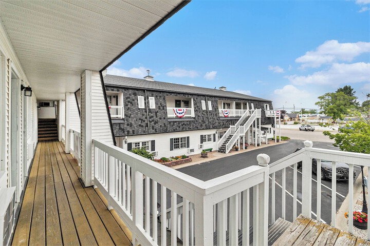 Snyders Shoreline Inn