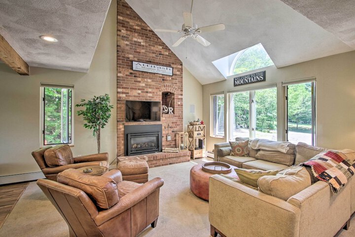 Bartlett Condo w / Mtn-view Deck 1 Mi to Skiing!