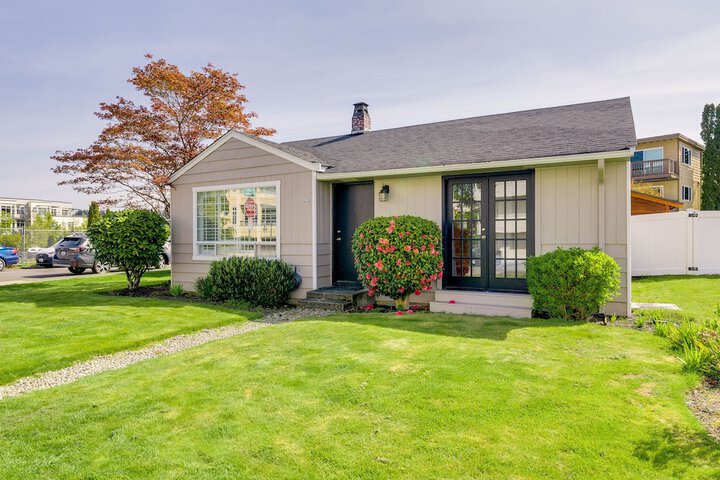Downtown Kirkland Rental: Steps to Lake Washington