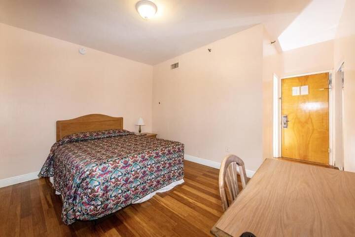 Room 6 of 33