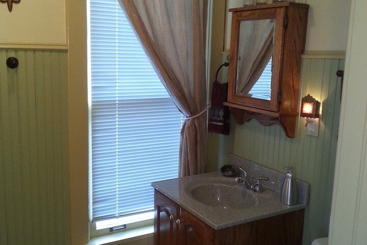 Room 12 of 28