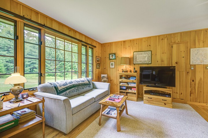 Lakefront Escape w / Deck & Kayaks in Lovell!