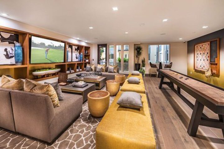 Lounge 41 of 60