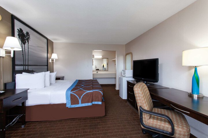 Super 8 by Wyndham Kissimmee