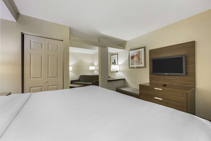 Room 10 of 28