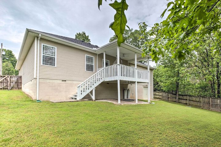 Bella Vista Home w / Yard: Half Mile to Trails!
