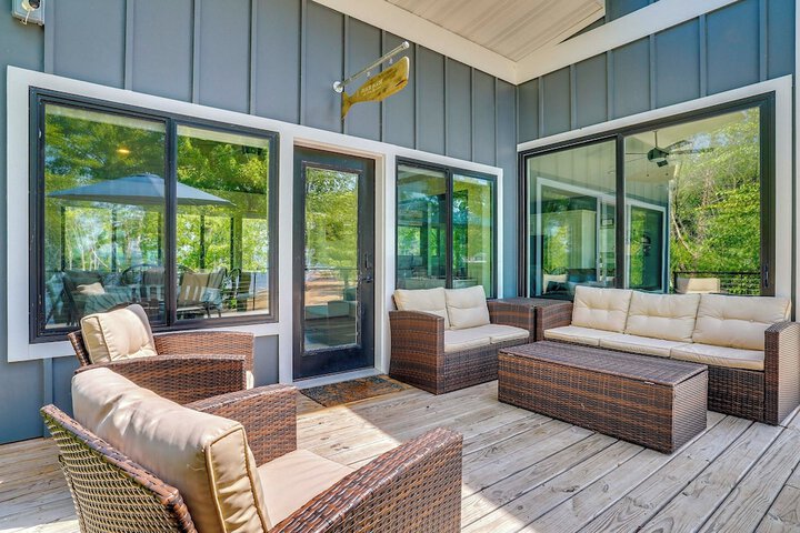 Modern Beachfront Oasis in Stockholm w / Dock!