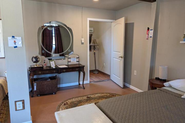 Rustic Rooms Barn Loft (Upstairs Studio Apartment) Near Kings Canyon & Sequoia National Parks