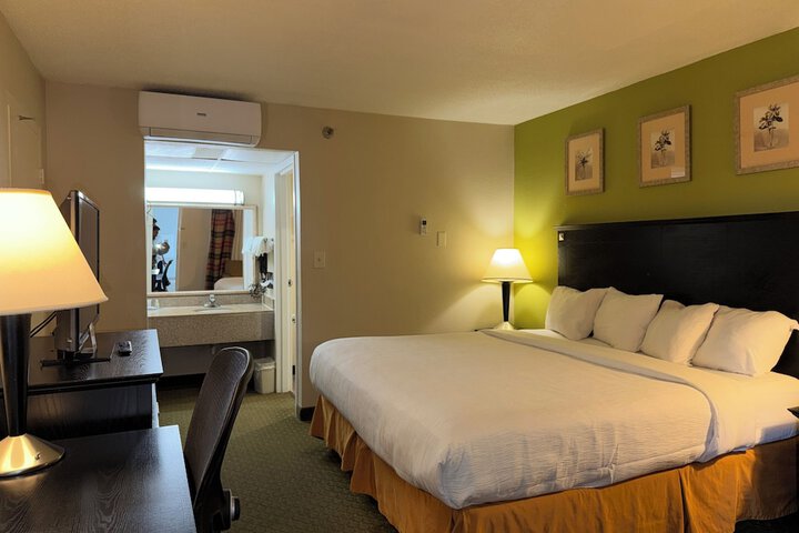 Quality Inn & Suites Moline - Quad Cities