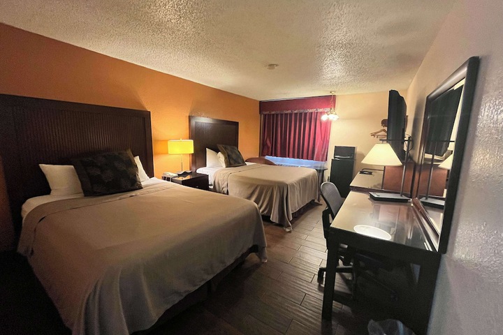 Room 10 of 32
