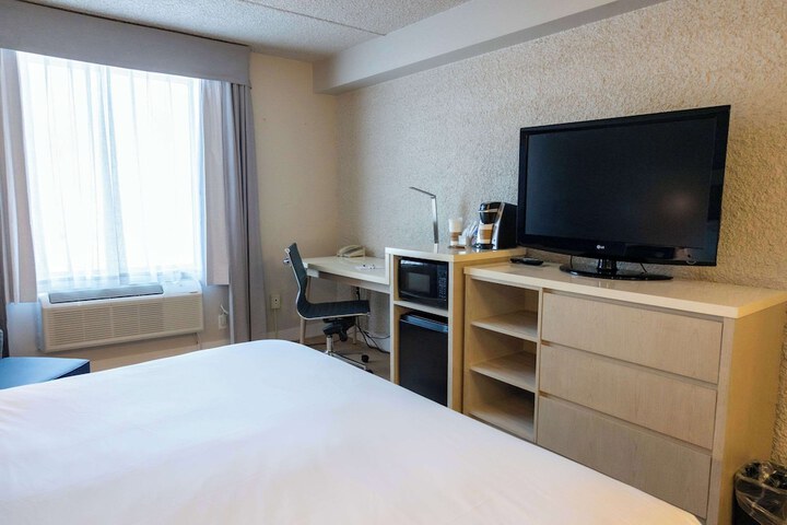 Room 27 of 48