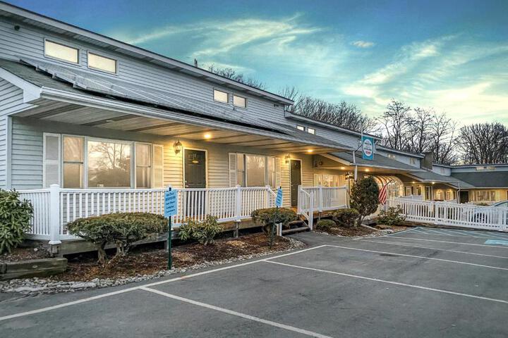 East Shore Lodging
