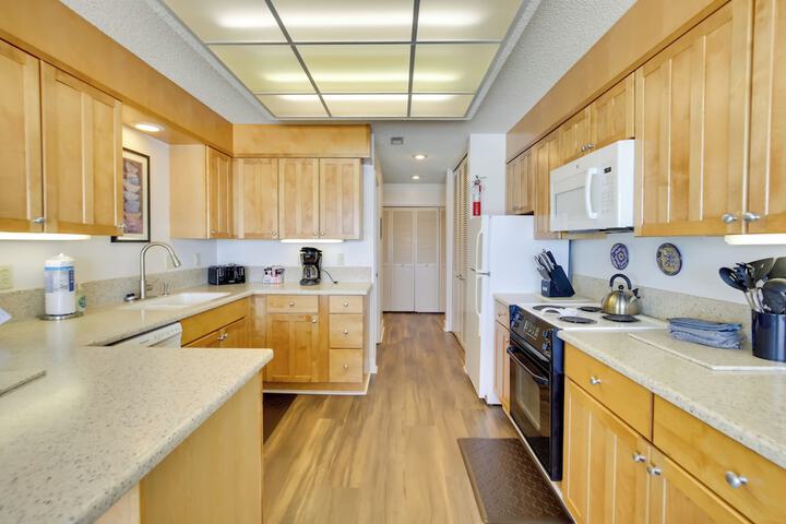 Comfortable Lincoln City Condo w / Patio & Views!