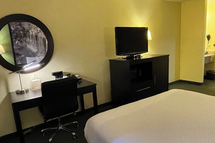 Super 8 by Wyndham Colby