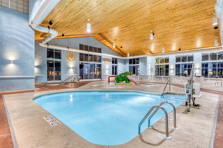 Holiday Inn Express & Suites Green Bay East by IHG