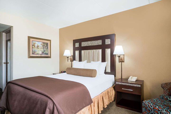 Ramada Hotel & Conference Center by Wyndham Plymouth