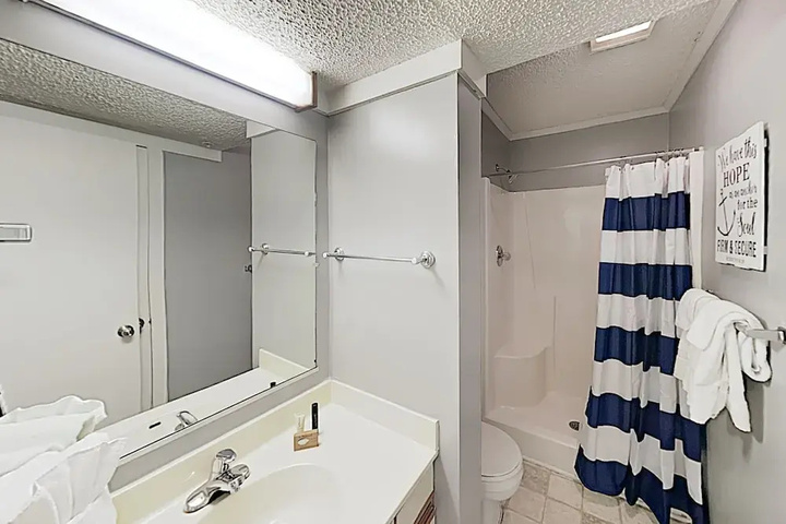 New Listing! Top-floor - Pool Walk To Beach 2 Bedroom Condo