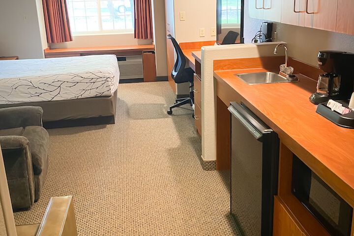 Monument Inn & Suites