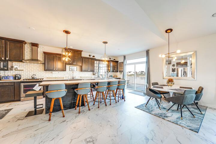 Spacious Waterfront Yorkville Getaway w / Yard