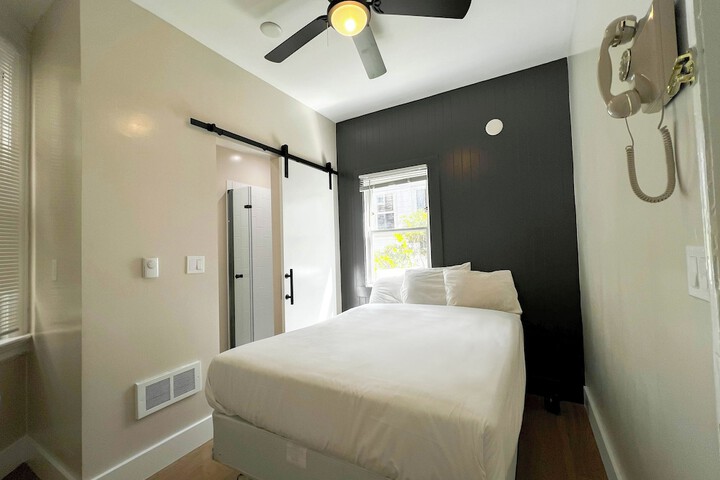 Room 27 of 82